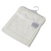 Paturica bebe premium Soft Touch alba cu stelute si ciucuri 75x90 cm