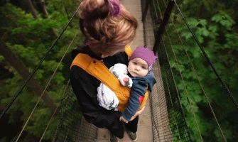 De la cate luni se pune bebe in marsupiu? Pozitia corecta si greseli frecvente
