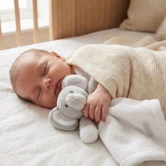 Jucarie de atasament tip comforter elefantel Baby Town alb 38 cm