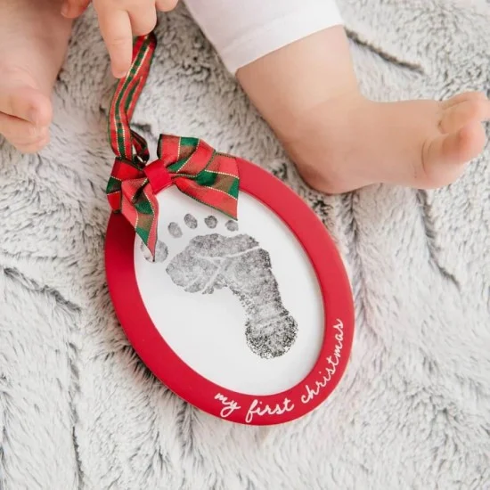 Kit rama foto ovala rosie cu amprenta din cerneala First Christmas Pearhead