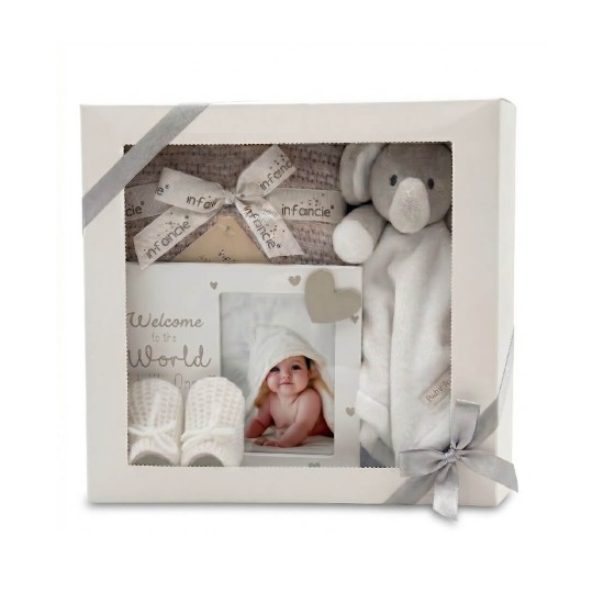 Set cadou bebelusi 8 piese unisex alb si gri marime 3-6 luni cu rama foto lemn paturica celulara gri comforter elefantel si haine bumbac